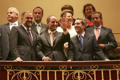 El presidente de la Comunidad Valenciana, Francisco Camps, en el centro, saluda desde la tribuna de honor del Congreso, rodeado de dirigentes políticos valencianos que se sumaron a la presentación en la Cámara del proyecto de reforma del Estatuto.