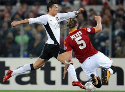 Cristiano Ronaldo intenta regatear a Mexes ayer en Roma.
