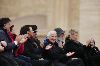 Sor Geneviève Jeanningros (en el centro), durante una audiencia del Papa en la Plaza de San Pedro, en marzo de 2016.