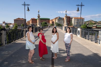 De izquierda a derecha, Ana García, Sara Miguel, Esther Baquero y Diana García, cuatro de las impulsoras del movimiento en defensa del paritorio del Hospital Obispo Polanco, de Teruel.