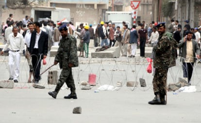 Soldados yemeníes hacen guardia en el punto de control de Sana'a, en Yemen