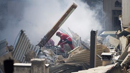 Un bombero participa en las labores de rescate, este lunes 10 de abril, en el edificio derrumbado en Marsella la madrugada del domingo.
