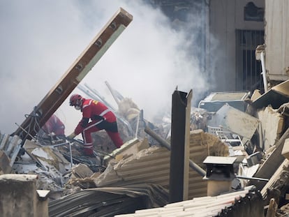 Un bombero participa en las labores de rescate, este lunes 10 de abril, en el edificio derrumbado en Marsella la madrugada del domingo.