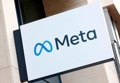 El logo de Meta en las oficinas de la empresa en Bruselas, Bélgica.