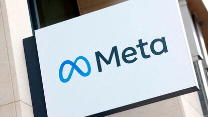 El logo de Meta en las oficinas de la empresa en Bruselas, Bélgica.