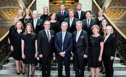 El gabinete del socialdemócrata Antti Rinne (en el centro), en el que hay ministros de cinco formaciones distintas, en una imagen del pasado junio.