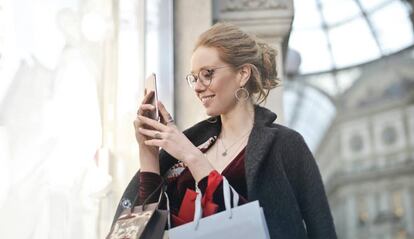 Mujer utilizando un iPhone