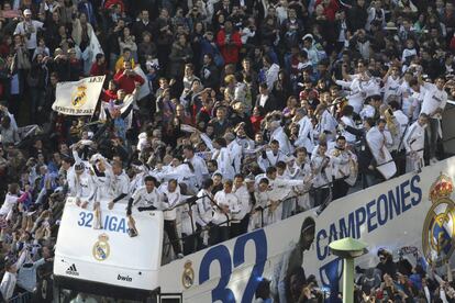 El autobús del Real Madrid a su llegada a la plaza de la Cibeles.