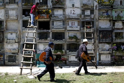 Unos músicos en el cementerio de Guatemala (Guatemala).