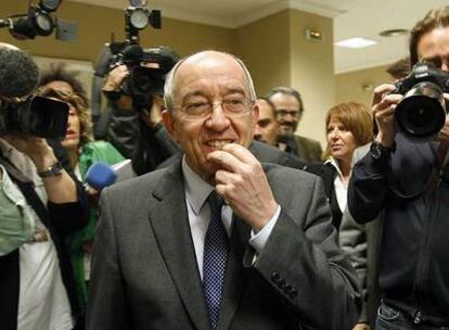 Miguel Ángel Fernández Ordóñez, momentos antes de iniciar su comparecencia en el Congreso.