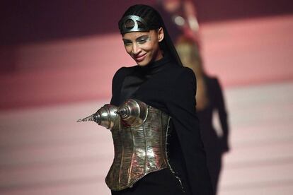 La actriz francesa Noemie Lenoir, durante el desfile de Jean Paul Gaultier, este miércoles.