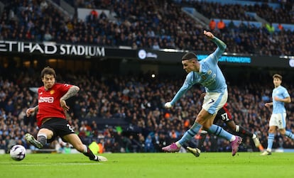 Phil Foden marcando su segundo tanto frente al Manchester United.