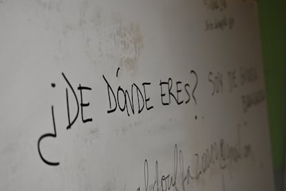 Frase de un ejercicio en la pizarra, en la clase de idiomas en La Villana, en Vallecas, el 3 de octubre de 2024.