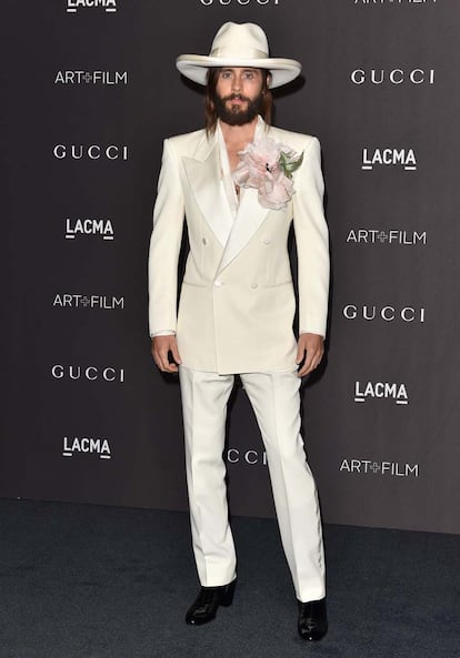 Jared Leto ha optado por un traje blanco de la colección Primavera-Verano 2019 de Gucci.