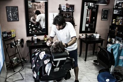 L’establiment és jove però el seu propietari, David Turu, fa més de 20 anys que està afaitant barbes. Güell Barber Shop és una de les barberies més freqüentades del barri de Sants. La seva reinvenció a l’hora d’obrir l’establiment va ser clau: “Fa 10 anys el perfil de clients que venien a fer-se la barba era d’una edat elevadíssima. Avui trobem més gent jove que mai”.