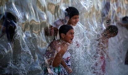 Unos niños se divierten en una fuente en el parque Madureira en Río de Janeiro (Brasil).