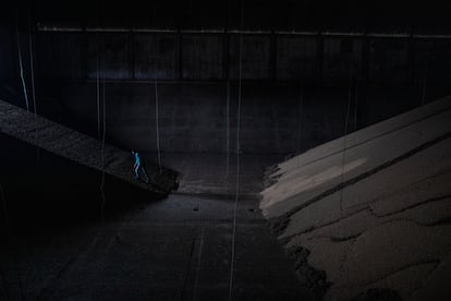 Un operario parece minúsculo junto a una inmensa montaña de soja en un almacén de Sinop, en Mato Grosso. Es el corazón del agronegocio brasileño.