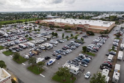 Coches, barcos y autocaravanas estacionados en un aparcamiento de la tienda Target mientras el huracán se acerca a Fort Myers, Florida.