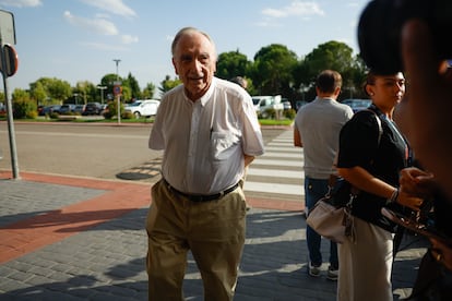 El crítico de cine Fernando Méndez-Leite a su llegada a la capilla ardiente de la actriz Verónica Echegui, en Madrid, este lunes. 