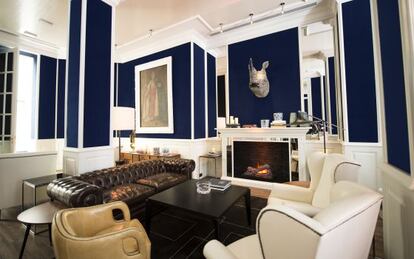 Salón del hotel Only You, en Madrid, cuyo interiorismo es obra del diseñador Lázaro Rosa-Violán.
