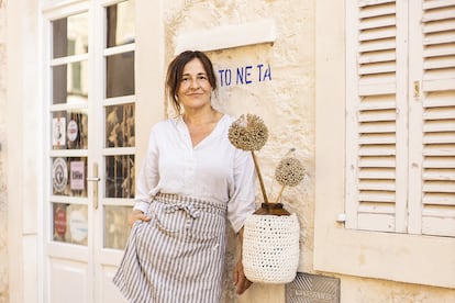 María Solivellas, en la puerta de su local, Ca Na Toneta.