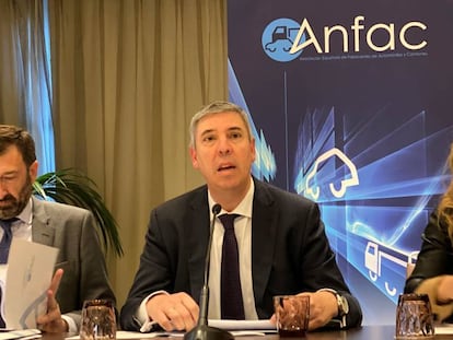 El director general de Anfac, José López-Tafall, el presidente de Anfac, José Vicente de los Mozos (en el centro), y la directora del área Industrial de Anfac, Arancha García, este lunes, en Madrid.
