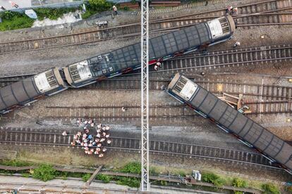 Una imagen aérea muestra una vía donde descarriló un tren de pasajeros, dejando tres personas heridas en la estación Hung Hom, en Hong Kong.