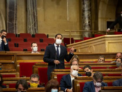 El líder de Vox en Cataluña, Ignacio Garriga, en la sesión de control al Govern en el Parlament este miércoles.