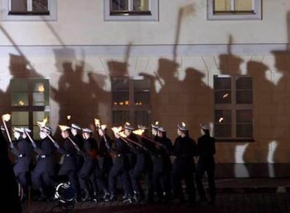 Soldados alemanes marchan ayer con antorchas frente al castillo de Bellevue, en Berlín.
