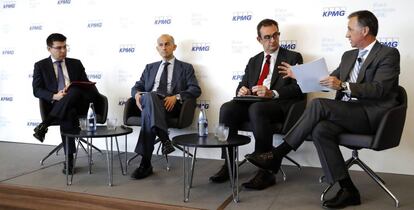 Miguel Jurado, de FCC Construcción; Alejandro de la Joya, de Ferrovial Agroman, y Luis Castilla, de Acciona Infraestructuras, en el VI Foro de Infraestructuras de KPMG. Junto a ellos, Jesús de Isidro, socio responsable de Infraestructuras de la consultora.
 
  KPMG en España, durante la mesa redonda que protagonizaron en el VI Foro de Infraestructuras de KPMG, celebrado hoy en Madrid. EFE/Juan Carlos Hidalgo.