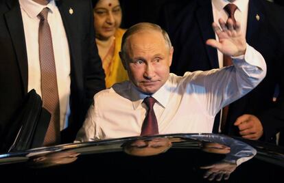 El presidente ruso, Vladímir Putin, saluda a su llegada este jueves a Nueva Delhi.