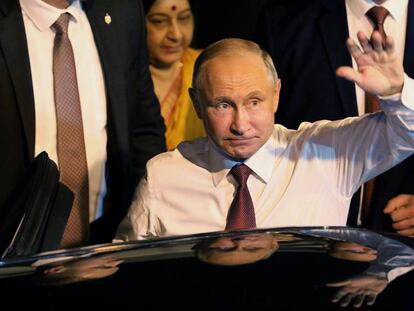 El presidente ruso, Vladímir Putin, saluda a su llegada este jueves a Nueva Delhi.
