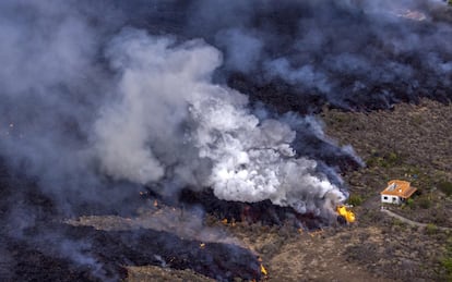 La lava se aproxima a una vivienda en la zona de El Paraiso, el 21 de septiembre.