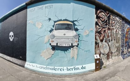Murales de la East Side Gallery de Berlín, pintados sobre los restos originales del Muro.