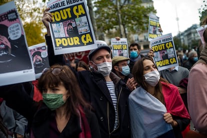Manifestantes en París, durante una protesta contra el terrorismo tras la muerte del profesor Samuel Pay, este octubre.
