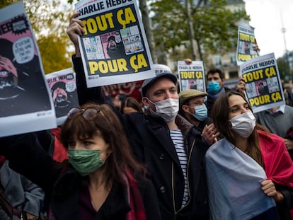 Manifestantes en París, durante una protesta contra el terrorismo tras la muerte del profesor Samuel Pay, este octubre.