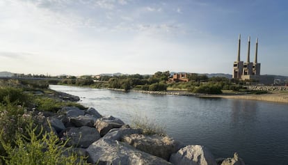 Las Tres Chimeneas, junto al la desembocadura del río Besòs, en una imagen de archivo.