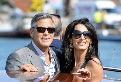 La pareja llegó este viernes a Venecia, la ciudad elegida por ambos para celebrar su boda. George Clooney y su futura esposa lucieron sonrientes y saludaron al público que aguardaba a su llegada.