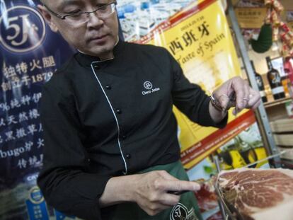 Un cortador de jamón en Shanghái.