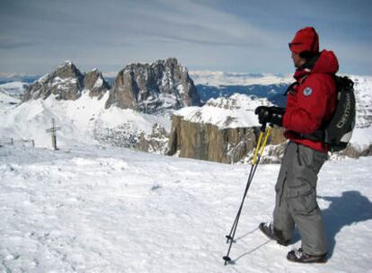 Panorámica del Sassolungo y el Grupo del Sella, desde el refugio Maria Sass Pordoi (2.950 metros), en los Dolomitas italianos