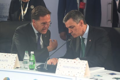 El secretario general de la OTAN, Mark Rutte, y el presidente del Gobierno de España, Pedro Sánchez, en una cumbre de la Alianza Atlántica en Tirana (Albania).