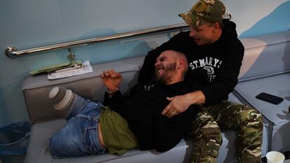 Dos de los pacientes ingresados en el Centro Superhumanos de Vinniki, en el oeste de Ucrania, bromean en una de las salas del centro, el pasado 11 de octubre.