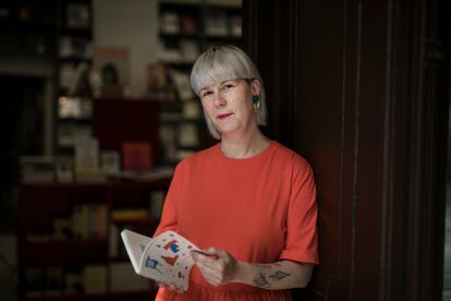 Eneka Fernández, autora del fotolibro 'Gran Sol', posa en la librería Terranova de Barcelona. 
