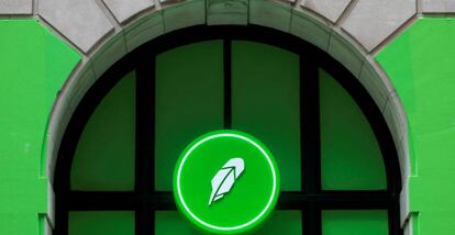 Logo de Robinhood Markets, en Wall Street.