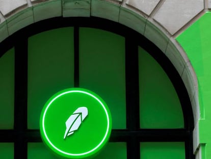 Logo de Robinhood Markets, en Wall Street.