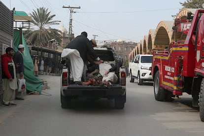 Un vehículo transporta varias víctimas de la explosión que se ha dado hoy, 30 de enero, en una mezquita de Peshawar, en Pakistan.