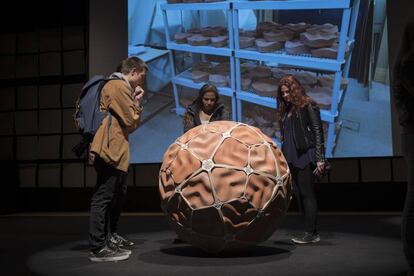 Visitantes interactuando con el TerracotaBot durante una presentación pública en Empac