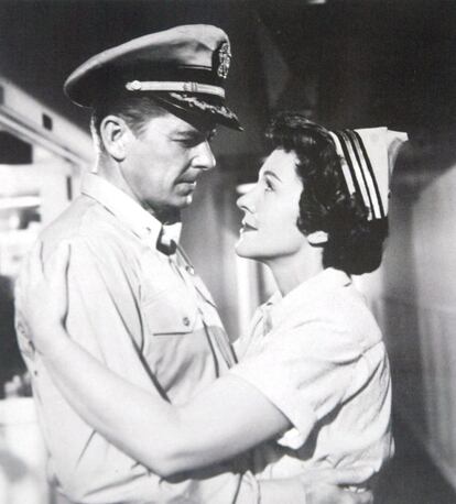 1957. Nancy Davis y Ronald Reagan en una escena de la película 'Hellcats of the navy'.