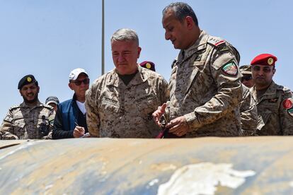 El príncipe Fahd Bin Turki Bin Abdulaziz al Saud, en primer plano, junto al general estadounidense Kenneth McKenzie, en 2019 en la base militar de Al-Kharj, en Arabia Saudí.