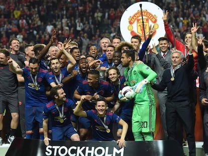 Mourinho posa con los jugadores del Manchester en la celebración.